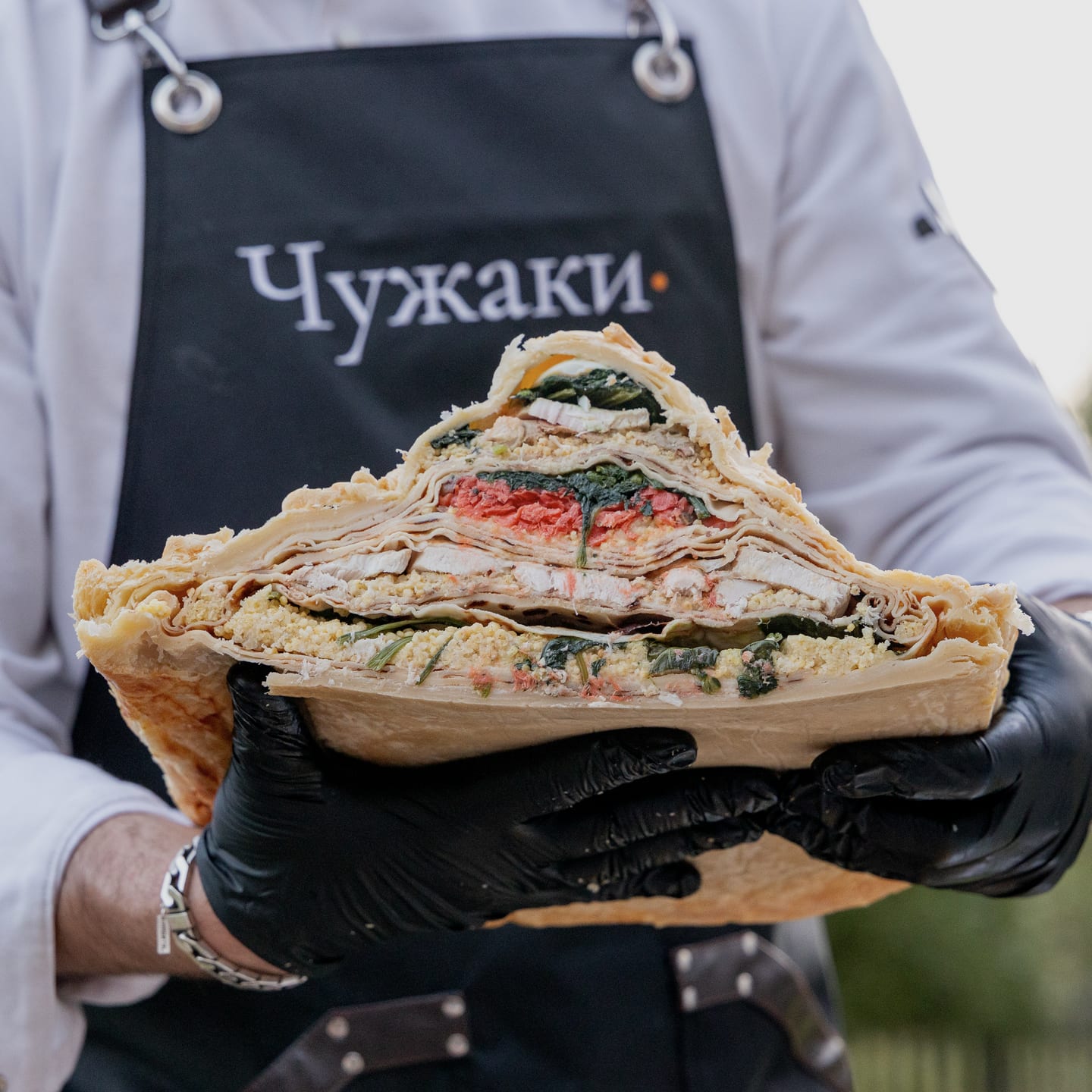 Пирог с начинкой в руках повара